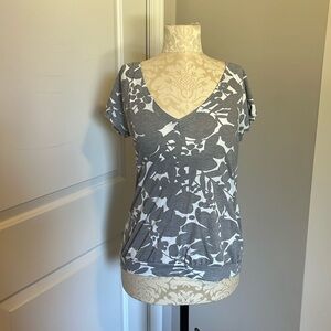 American Eagle L short sleeve top V-neck good condition colors gray and white